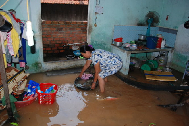 Nhiều nhà bị nước tràn vào, đồ đạc không kịp dọn dẹp nên bị ngập nước, hư hại nặng. Nhiều chủ nhà đã đóng cửa, sơ tán đi nơi khác.