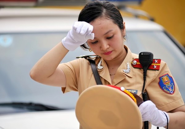 ... hay nắng, các nữ CSGT vẫn nhiệt huyết làm công việc của mình, góp phần mang lại trật tư an toàn giao thông cho đường phố.