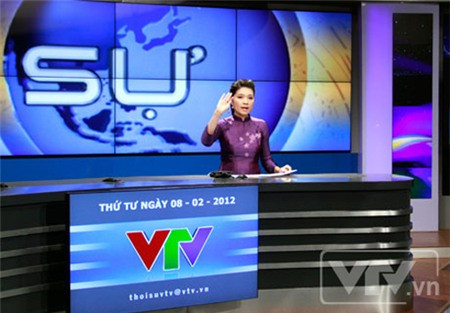 BTV ra hiệu cho tổ quay phim.
