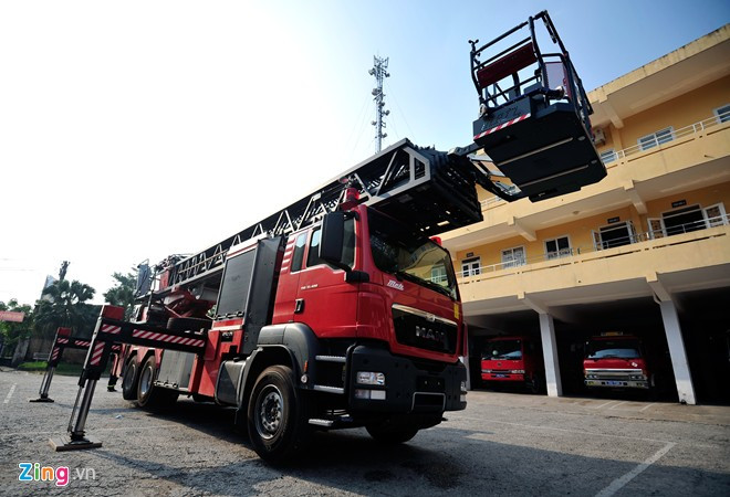 Theo đại tá Nguyễn Văn Sơn, Phó giám đốc Cảnh sát PCCC Hà Nội, việc trang bị những chiếc xe khổng lồ này đã được tính toán bởi những yêu cầu thực tế về đường xá Hà Nội, nhu cầu thiết yếu về chữa cháy nhà cao tầng tại thủ đô. "Trong tổng số 15 xe thang phục vụ công tác chữa cháy tại trung tâm thủ đô, đây là hai xe hiện đại nhất", ông nói.
