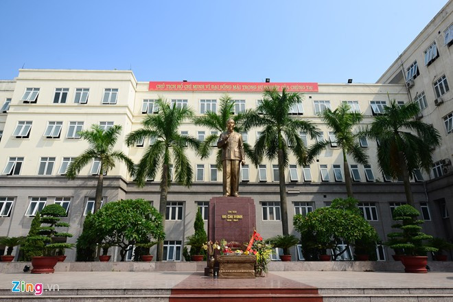 Thẳng từ cổng chính là tượng đài Chủ tịch Hồ Chí Minh được xây dựng vào năm 2008 nhân kỷ niệm 40 năm ngày thành lập Học viện và hưởng ứng cuộc vận động “Học tập và làm theo tấm gương đạo đức Hồ Chí Minh”. Tượng đài cao 3,95 m bằng đồng nguyên chất của Ấn Độ. Trong các dịp tổ chức lễ kỷ niệm, sự kiện trọng đại và khi có các đoàn khách đến tham quan, Học viện đều tổ chức lễ dâng hương, dâng hoa trang trọng.
