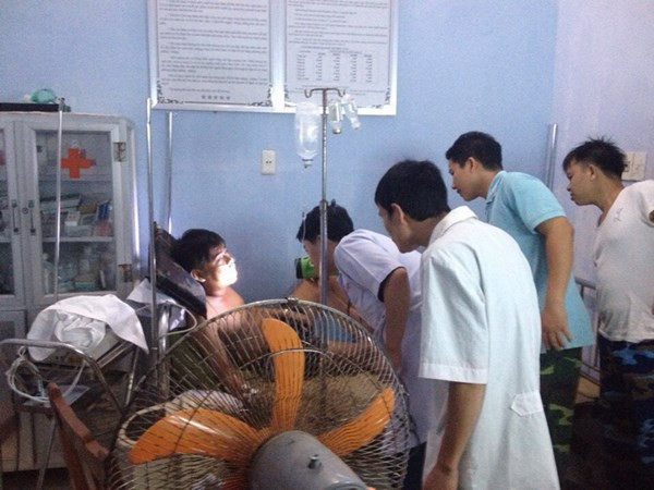 Bệnh nhân Lê Quang Minh bị viêm phổi cấp, chuyển sang suy hô hấp. Anh được đưa vào điều trị tại Bệnh xá Trường Sa vào ngày 19/10. Do tình trạng bệnh nhân diễn biến khó lường, khả năng tử vong cao nên Bệnh xá đã đề nghị chuyển bệnh nhân vào đất liền điều trị. Ảnh do thượng tá phi công Đỗ Thanh Hồng chụp.