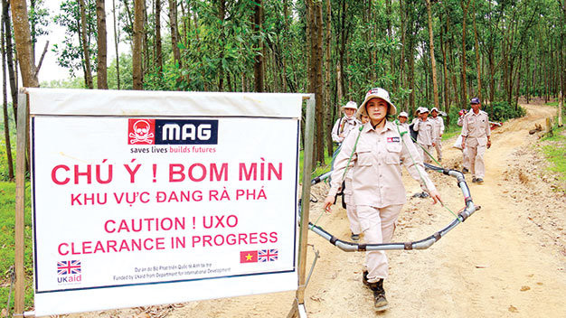 Công việc rà phá bom mìn được xếp vào hạng nguy hiểm bậc nhất thế giới tưởng chừng chỉ dành cho đàn ông, nhưng ở dự án rà phá vật liệu còn sót lại sau chiến tranh MAG Quảng Trị có tám nữ kỹ thuật viên trực tiếp rà tìm bom mìn, vật liệu chưa nổ, gồm các chị Trần Thị Thảo, Trần Thị Lý Vân, Dương Thị Hồng, Trần Thị Hạnh, Hoàng Thị Hải Lý, Trần Thị Lý, Lê Thị Bích Ngọc và Nguyễn Thị Bảo Nhi.