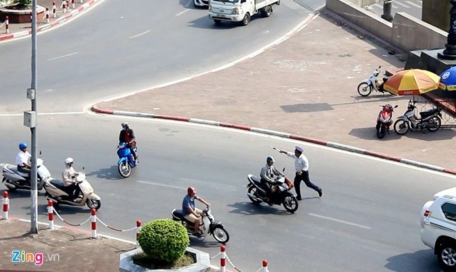 Nhiều người sợ bị phạt đã quay đầu bỏ chạy vào làn ngược chiều, gây nguy hiểm cho các phương tiện qua lại.