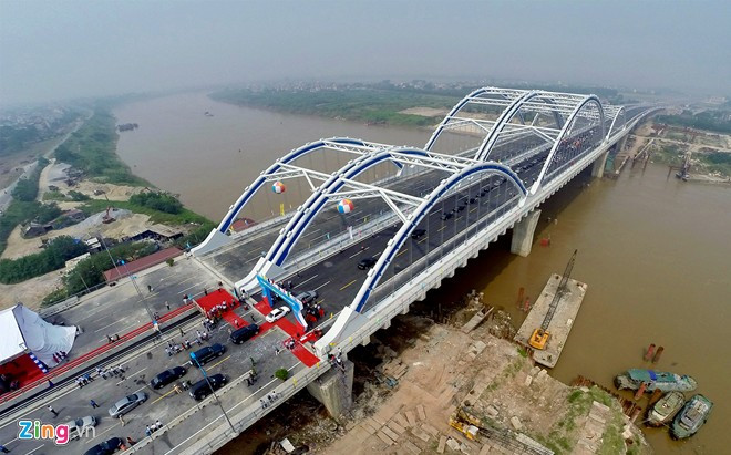 Cầu Đông Trù là gói thầu quan trọng nhất của toàn bộ dự án đường 5 kéo dài. Việc thông xe đã mở ra tuyến đường kết nối, thúc đẩy các khu công nghiệp, khu đô thị của Hà Nội phát triển.
