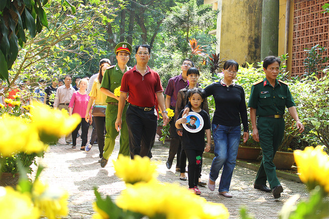 Lối ra vào ngôi nhà 30 Hoàng Diệu hầu như không khi nào vắng bóng người trong những ngày đầu tháng 10. Buổi tối nến được các bạn trẻ thắp sáng lung linh trước sân nhà Đại tướng.