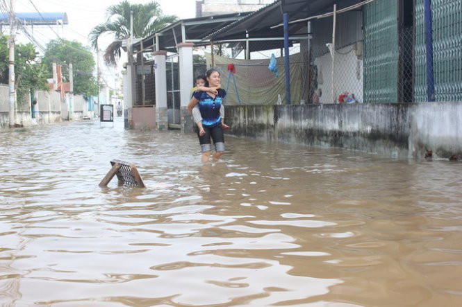 Triều cường còn làm hàng loạt tuyến đường như Phú Thuận, Gò Ô Môi, Lý Phục Mai...ngập lênh láng.
