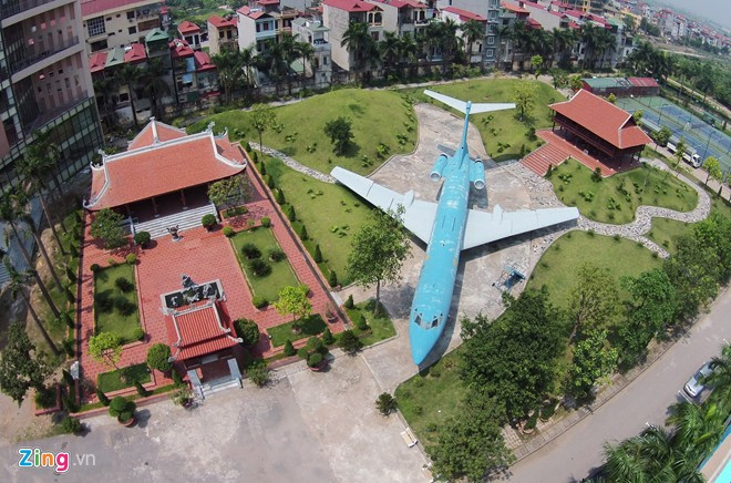 Khu Văn Miếu của học viện được xây dựng vào năm 2012 mô phỏng theo mô hình Văn Miếu - Quốc Tử Giám (Hà Nội). Công trình do các cựu học viên khóa D2 và công an các đơn vị địa phương hỗ trợ xây dựng. Trong khu Vườn Giám có cây xanh, hồ nước và hòn non bộ để tạo không gian, cảnh quan hài hòa. Đây là Văn Miếu đầu tiên được xây dựng trong khuôn viên của một trường đại học, học viện ở Việt Nam nhằm góp phần giáo dục truyền thống hiếu học, tôn sư trọng đạo của các thế hệ cha ông. Ban giám đốc học viên còn cho đặt một máy bay TU 134 làm mô hình học tập. Ngôi nhà sàn lớn chính là mô hình bảo tàng Dân tộc học.