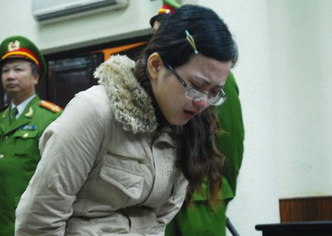 Tại cơ quan công an, Kim Anh khai, Chính là người yêu cũ. Thời gian sau Tết khi Kim Anh trở về Hà Nội học, Chính thường xuyên đến nhà lôi kéo đi chơi. Vào tối 13/2/2014, Chính tiếp tục đến nhà Kim Anh để mời đi chơi nhưng Anh từ chối vì đã có người yêu mới là một chiến sĩ công an phường. Chính doạ sẽ tiết lộ chuyện trước đây cho người yêu Kim Anh.