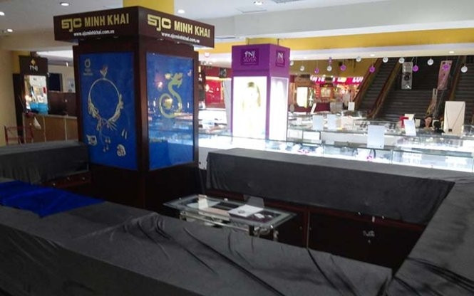 Theo đại diện cửa hàng vàng SJC M.K, bọn trộm đã dùng hàn gió đá cắt két sắt, phá tủ trưng bày vàng lấy sạch tài sản và tiền, thiệt hại cụ thể chưa kiểm đếm được. Trong khi đó, đại diện các cửa hàng kinh doanh vàng như PNJ, ngân hàng ACB... xác nhận cũng bị trộm cắt phá nhưng chưa phát hiện bị mất tài sản. Điều đáng nói là siêu thi có lực lượng bảo vệ bên ngoài nhưng không phát hiện băng trộm đột nhập.