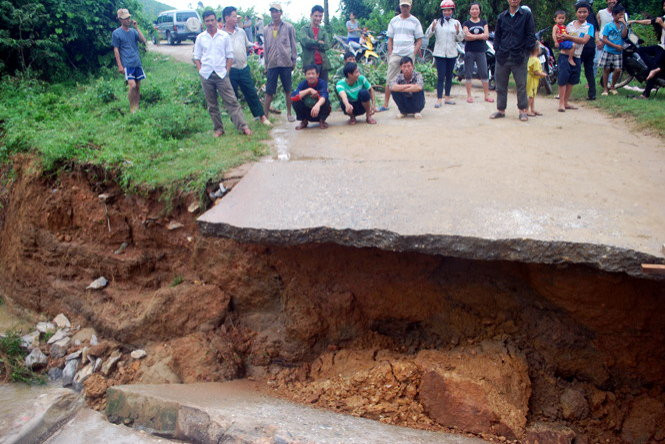 Tại huyện Bố Trạch, sáng nay (7/10), đường từ trung tâm xã Hưng Trạch về hai thôn Bồng Lai 1 và Bồng Lai 2 vẫn bị cắt đứt do nước lũ dâng cao. Lũ cuốn trôi hoàn toàn hai mố cầu Khe Điện và phá sập mặt đường liên xã sau đợt mưa lớn kéo dài từ đêm mùng 5 đến sáng 6/10.
