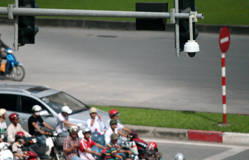 8. Hà Nội lắp hàng trăm camera phạt nguội vi phạm giao thông. Ngày 13/10, trao đổi với báo chí, thiếu tá Phạm Quang Minh (Đội phó Đội điều khiển đèn tín hiệu giao thông - Phòng CSGT Hà Nội), cho biết, Hà Nội đang chạy thử nghiệm 40 camera trong việc phát hiện xe vi phạm để áp dụng xử phạt nguội. Hết tháng 12, dự kiến 450 camera sẽ được lắp tại 4 quận nội thành. Hiện hơn 40 camera được lắp ở các điểm giao thông trong nội thành đều là thiết bị hiện đại, độ phân giải cao, rõ nét, có thể quan sát ban đêm cũng như thời tiết xấu.