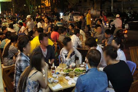 Những con đường như Lê Duẩn, Xã Đàn..., những tuyến phố quanh Hồ Tây, Trúc Bạch, hồ Láng Thượng... cũng là nơi "hội tụ" nhiều quán nhậu bình dân