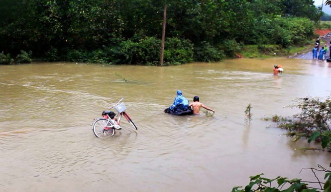 “Tình trạng trên đã kéo dài hàng chục năm nay rồi. Chỉ cần sẩy chân là nước cuốn cả cha lẫn con. Tôi rất lo, vì tai nạn chết người có thể xảy ra bất cứ lúc nào“, ông Ninh nói.