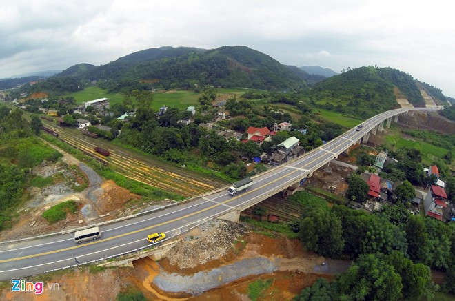 1. Cao tốc Nội Bài - Lào Cai. Một trong những dự án thu hút nhất của Tổng Công ty Đầu tư phát triển đường cao tốc Việt Nam (VEC) là cao tốc Nội Bài - Lào Cai. Hiện VEC đang xem xét bán quyền khai thác này cho đối tác nước ngoài. Tuyến cao tốc vừa được thông xe hồi đầu tháng 9/2014 có tổng vốn đầu tư gần 1,5 tỷ USD, dài 245km đi qua năm tỉnh thành là Hà Nội, Vĩnh Phúc, Phú Thọ, Yên Bái và Lào Cai. Với chiều dài kỷ lục, tuyến cao tốc Nội Bài – Lào Cai có 120 cây cầu lớn nhỏ, một hầm chui, đào đắp hơn 100 triệu m3 đất đá và hoàn thành sau 5 năm triển khai.