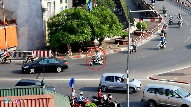 Trong khi đó, những người không đội mũ bảo hiểm vẫn qua lại cầu mà không bị cảnh sát xử lý, dù đó không phải là giờ cao điểm. Trao đổi với báo chí, trung tá Thiều Mạnh Ngọc, Đội trưởng Đội CSGT số 1 cho biết, bảo vệ cầu chỉ được phép tham gia hỗ trợ điều tiết giao thông cùng cảnh sát nên "việc họ trực tiếp bắt người vi phạm giao thông là hoàn toàn sai”. Thời gian tới Đội sẽ họp với Ban quản lý cầu Chương Dương để chấn chỉnh, không tái diễn tình trạng này.