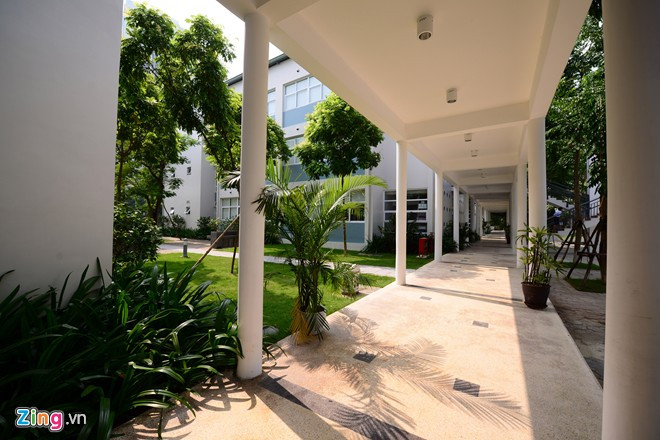 Hành lang vòng cung nối liền các tòa nhà, tạo thuận lợi cho việc di chuyển của giáo viên và học sinh.
