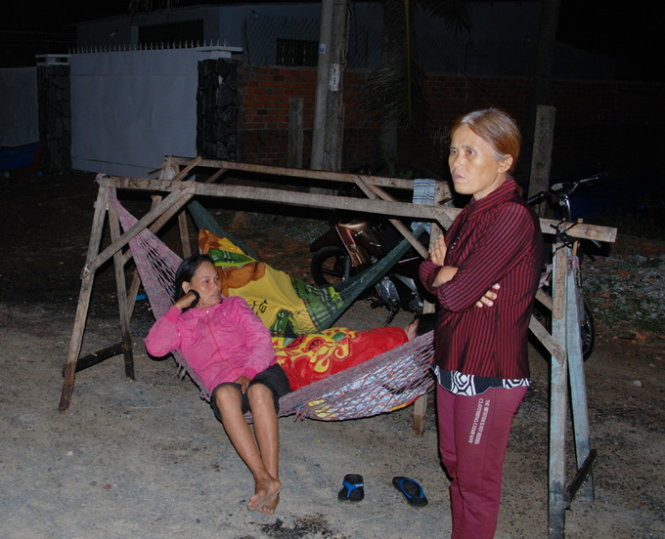 Suốt đêm, nhiều người phải sơ tán lên trên cao, chịu cảnh màn trời chiếu đất.