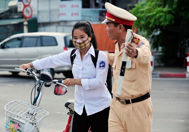 Trong gần 20 năm đảm nhiệm công việc tại đây, thượng tá Đoàn đã thuyết phục và cứu khoảng 40 người có ý định nhảy cầu Chương Dương tự tử.