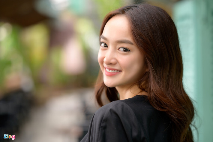 Kaity Nguyễn được săn đón ngay khi bén duyên với phim ảnh năm 18 tuổi qua phim Em chưa 18. Diễn viên sinh năm 1999 mới tái ngộ khán giả qua phim Tiệc trăng máu sau hơn một năm im ắng.
