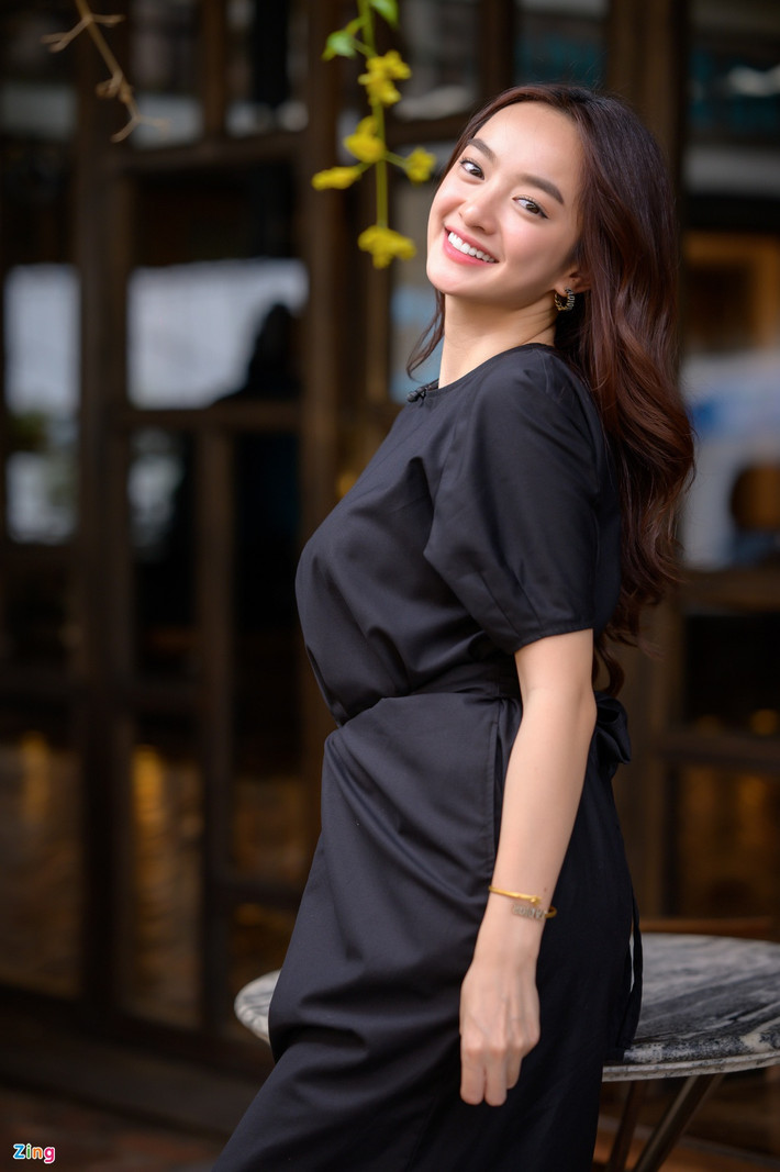 Ở tuổi 21, nhan sắc Kaity Nguyễn được nhận xét tràn đầy sức sống. Cô nổi bật nhờ gương mặt sáng, làn da mịn màng, vầng trán rộng và đôi mắt to tròn. Cô khẳng định không đụng tới dao kéo bởi luôn cảm thấy yêu vẻ đẹp của mình. "Ba mẹ tôi dữ lắm. Họ sẽ không cho phép tôi phẫu thuật thẩm mỹ đâu. Tôi cảm thấy may mắn khi ba mẹ đều đẹp, nên tôi được thừa hưởng nét đẹp của cả hai", cô nói.
