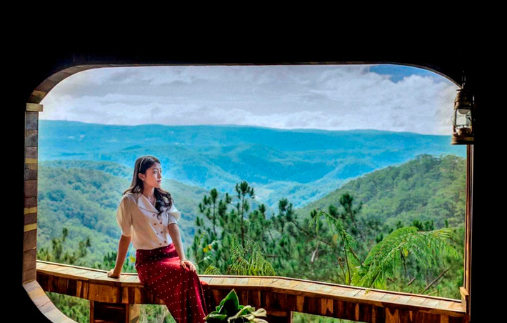 Chị Mỹ Hạnh (ngụ Hà Nội) được bạn bè giới thiệu về Măng Đen từ lâu nhưng tháng 3 mới có dịp đến thăm mảnh đất này. "Tôi đặc biệt ấn tượng với vẻ đẹp thiên nhiên hoang sơ và khoảnh khắc đón ngày mới bên thung lũng mây trắng xóa nơi đây", nữ du khách nói.