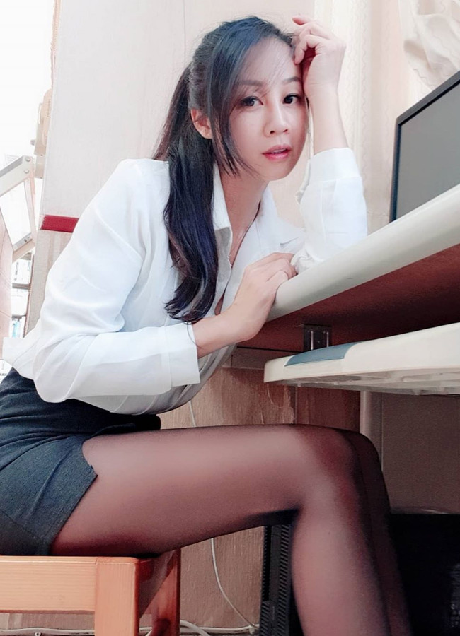 Đại diện công ty này cho biết, nhân viên nam của họ chiếm 70% nên "sự kiện váy ngắn" giúp các nữ nhân viên trở nên chỉn chu hơn, đồng thời còn khiến cho không khí nơi làm việc vui vẻ, hoạt náo hơn.