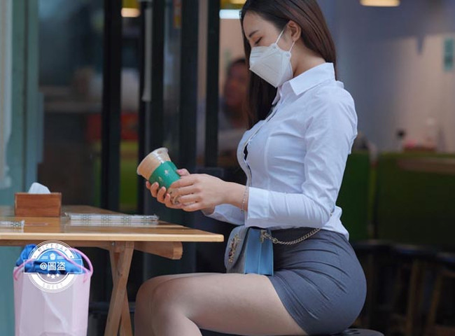 Váy mini juyp kết hợp áo sơ mi mang đến vẻ ngoài chuyên nghiệp cho các quý cô công sở.