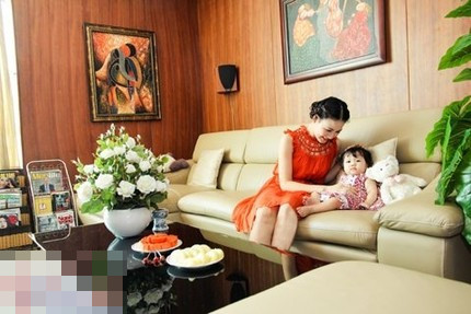 Hoa khôi thể thao Trần Thị Quỳnh đang sống cùng gia đình trong một căn hộ penthouse 2 tầng với diện tích khoảng 200m2, sang trọng và đầy đủ tiện nghi ở quận 7, TP.HCM. Phòng khách nhà hoa khôi gây ấn tượng bởi những bức tranh sơn dầu.