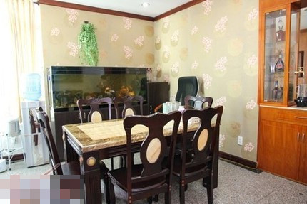 Phòng ăn bày trí rất đơn giản nhưng ấm cúng.