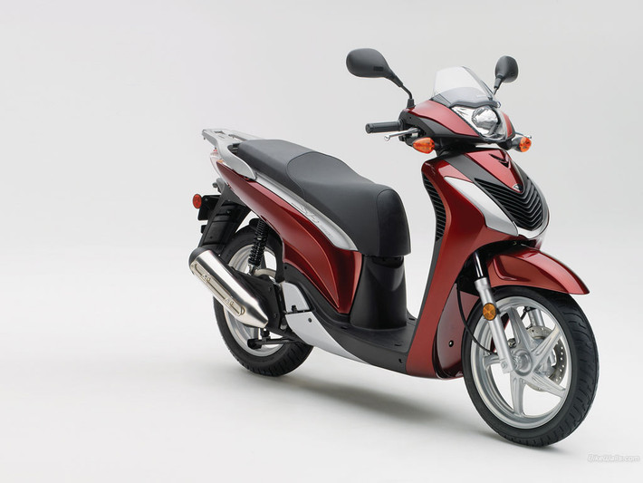 Dòng xe tay ga đắt tiền nhất của Honda là SH được thiết kế với phong cách hầm hố, động cơ khỏe, phù hợp với những người có vóc dáng cao to. Đúng như tên gọi, "SH" có thể hiểu là "Super Honda" hoặc "Super High class" đều có nghĩa là siêu đẳng cấp.