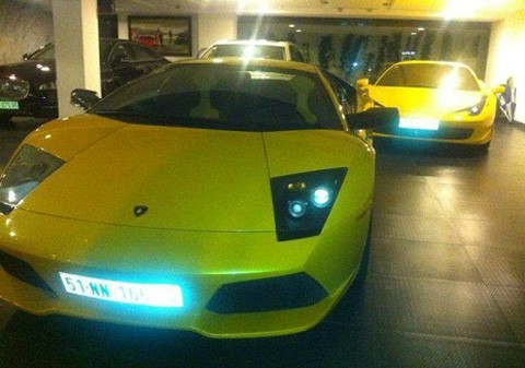 Lamborghini Murcielago màu vàng và đằng sau là Ferrari 458 Italia màu vàng, Jaguar XJL của vợ, Rolls-Royce Ghost của Cường Đô La dùng khi cả gia đình lướt phố.