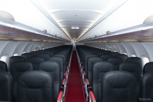 Airbus 320 có sức chứa nhỏ hơn Boeing 787 với 130-188 người. Khoang hành khách được chia thành 2 dãy với 6 ghế ngồi mỗi hàng.