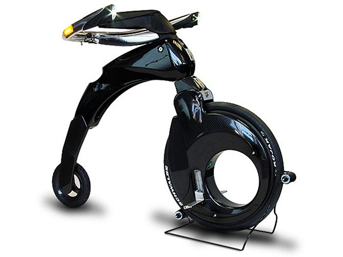 Chiếc xe đạp điện YikeBike Fusion được xem là chiếc xe đạp điện 2 bánh nhỏ nhất thế giới. Chỉ nặng 11,5kg, YikeBike Fusion có thể đạt tốc độ tối đa 23km/h. Nó có thể dễ dàng gập lại một cách gọn gàng chỉ trong vòng 15 giây.