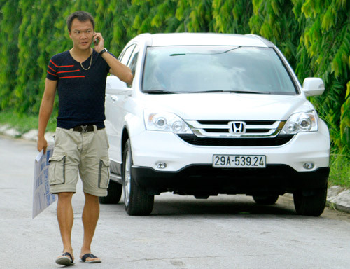Thủ môn Dương Hồng Sơn nổi tiếng là một "tay chơi xe" có tiếng trong làng cầu thủ Việt. Ngoài Honda CR-V, thủ thành này còn từng sở hữu những chiếc xe đắt tiền khác như Audi Q7, Lexus RX350, BMW X6 và Range Rover Sport. Tuy nhiên, sau đó, Dương Hồng Sơn đã "chia tay" Audi Q7, Lexus RX350 và BMW X6 để lấy tiền đầu tư cho việc kinh doanh.