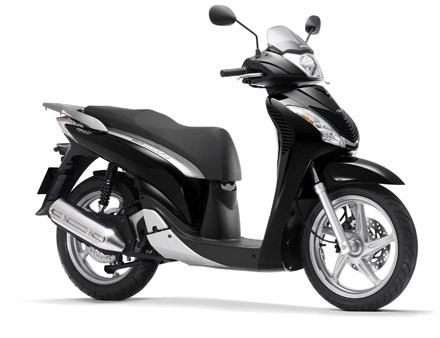 Ở phân khúc xe tay xe hạng sang, "át chủ bài" của hãng Honda chính là dòng xe SH đẳng cấp với kiểu dáng hầm hố và sành điệu. Nếu như SH ngoại có giá trên 100 triệu đồng (dành cho phiên bản 125cc, 150cc và 175cc) thì SH nội chỉ có giá bằng phân nửa, ở mức 60-80 triệu đồng/chiếc. Dòng xe SH Mode mà Honda mới tung ra thị trường mới đây cũng có giá phải chăng ở 50 triệu đồng/chiếc.