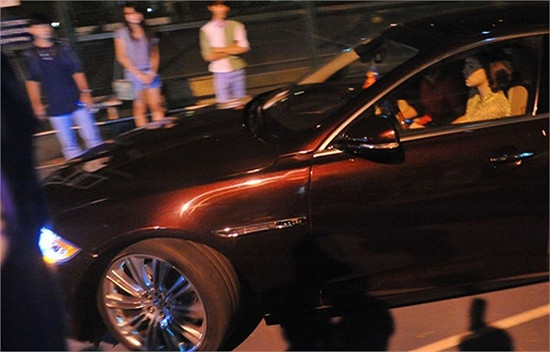 Cô cũng từng lái chiếc Jaguar XJL màu mận chín có giá sau thuế vào khoảng 200.000 USD đến buổi biểu diễn vào tháng 8/2011.