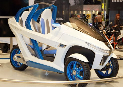 Hãng SYM trình làng mẫu xe 3 bánh chạy điện EX3 concept với thiết kế hướng tới tương lai, với phần mũi xe lấy cảm hứng từ ngành công nghiệp ôtô, và 2 ghế ngồi kiểu trước sau. Xe trang bị động cơ điện công suất 6,7 mã lực với tốc độ tối đa 90 km/h. Thời gian sạc 6 tiếng.