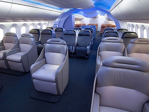Boeing 787 đã cải tiến khoang máy bay để tạo nên không gian thoáng đãng và thoải mái nhất cho hành khách khi bay. Với sức chứa khoảng 210-250 hành khách, Boeing 787 hứa hẹn mang lại nhiều trải nghiệm thú vị khi "vi vu" cùng chiếc máy bay này.