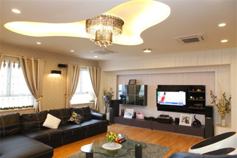 Căn hộ này do chính ông xã của Lã Thanh Huyền - giám đốc một công ty nội thất và xây dựng thiết kế. Toàn bộ các vật dụng đều được đặt mua ở nước ngoài, theo phong cách hiện đại, trẻ trung nhưng sang trọng.