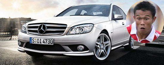 Tiền vệ tấn công Phan Thanh Hưng "tậu" siêu xe Mercedez C200 có màu bạc cực kỳ sang trọng trị giá 1,5 tỷ đồng vào đầu năm 2011.