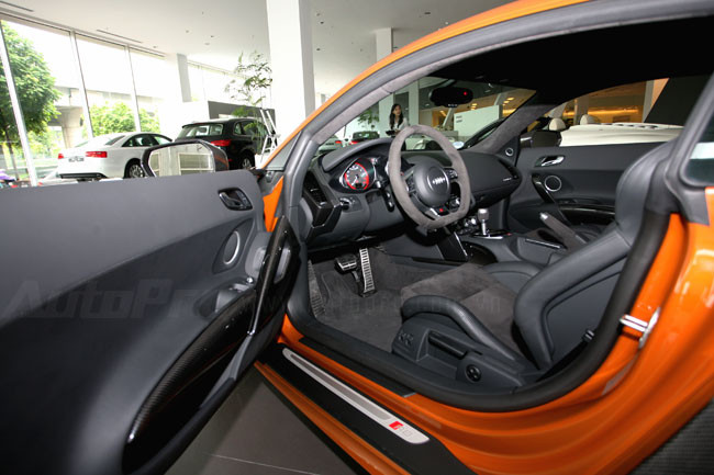 Audi R8 V10 plus có hộp số sàn 6 cấp hoặc tự động S Tronic 7 cấp. Tăng tốc từ 0-96 km/h sau 3,7 giây trước khi đạt tốc độ tối đa ở ngưỡng 311 km/h với bản số sàn và 317 km/h với bản số tự động.