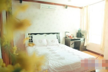 Những không gian khác trong nhà cũng được trang trí rất ấn tượng. Phòng ngủ của vợ chồng hoa khôi được bày trí chủ đạo với tông màu trắng trang nhã tạo nên sự thoáng mát và sáng bóng cho căn phòng.
