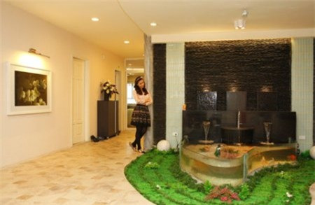 Sảnh chính được thiết kế khá rộng (lên tới 50m2) với thác nước, bể cá cùng nhiều bức tranh treo tường. Ông xã của Lã Thanh Huyền thích nuôi cá nên bể cá được đặt ngay gần phòng đọc sách để có thể vừa đọc sách vừa ngắm nhìn cá bơi lội.