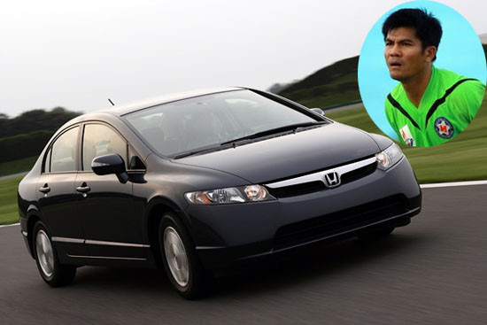 Chàng thủ môn Phú Yên Võ Văn Hạnh này không đua theo nhóm đàn em nghiêng về dòng thể thao, mà nghiêng về dòng xe nguyên chiếc xuất xứ từ Nhật Bản, vốn đảm bảo độ chắc chắn, bền bỉ - Honda CIVIC 2.0.