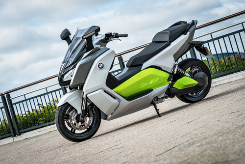 Hãng xe BMW mới đây vừa tung ra mẫu xe ga C Evolution chạy hoàn toàn bằng điện. Mẫu xe này sử dụng động cơ 15 mã lực, nhưng có thể nâng lên thành 47 mã lực. Động cơ này giúp xe có thể đạt vận tốc tối đa 120 km/h và tăng tốc từ 0 lên 100 km/h trong 6,2 giây. Mẫu xe trên có thể đi được quãng đường dài 100km trong một lần sạc và pin xe có thể sạc đầy trong khoảng 4 giờ đồng hồ từ nguồn điện 220V.
