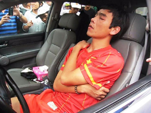 Cầu thủ từng chơi cho đội Sông Lam Nghệ An, trung vệ Huy Hoàng là một trong những cầu thủ Việt Nam đầu tiên sắm xe 4 bánh. Từ sau Asian Cup 2007, Huy Hoàng đã tậu cho mình chiếc Honda CRV và đến nay vẫn "chung tình" với chiếc xe này. Tuy nhiên, chiếc xe gây không ít phiền phức cho Huy Hoàng khi tháng 9/2012, công an phát hiện cầu thủ này lái xe trong tình trạng "không kiểm soát" được bản thân và gây tai nạn.