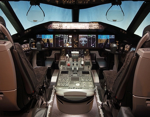 Buồng lái máy bay Boeing 787 cũng khá rộng và thoáng.