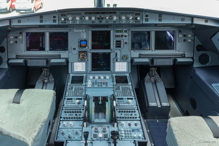 Airbus 320 cũng không kém cạnh với buồng lái rộng và hiện đại.