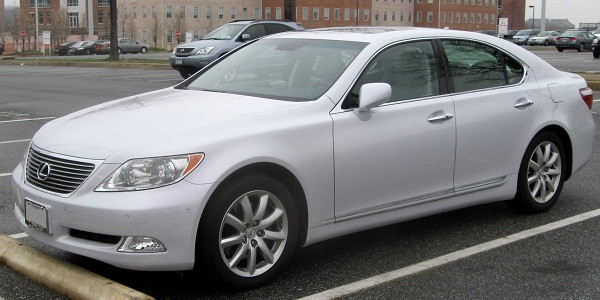 Theo hình ảnh mà ca sĩ này đăng tải, đây có thể là mẫu xe Lexus LS 460. Dòng xe Lexus LS đã có mặt tại thị trường Việt Nam từ năm 2006. Lợi thế của Lexus LS so với các đối thủ như: Mercedes-Benz S-Class, BMW 7-Series và Audi A8 chính là giá bán hợp túi tiền hơn. Được biết, tại Việt Nam, chiếc xe này có giá khoảng 4 tỷ đồng.